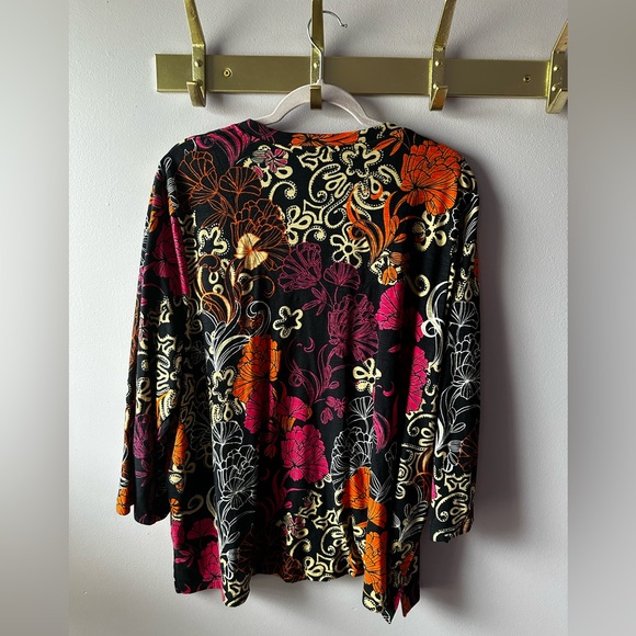 Chico’s Navy Blue Floral Top Size XXL - Picture 6 of 6